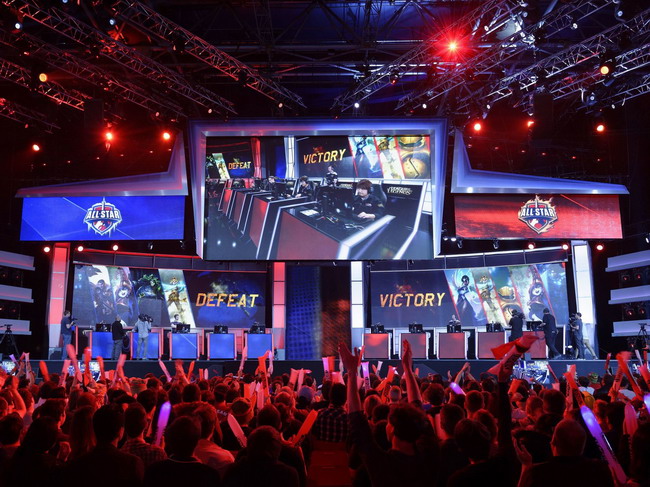 Uzi和厂长将作为LOL公益大使，将在13周年盛典公布后续公益计划