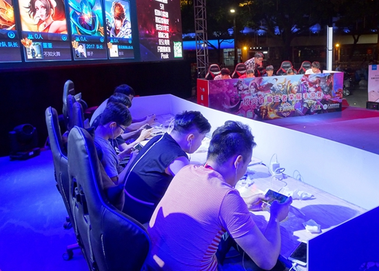 Life谈英雄池： 会根据FPX阵容需要去做搭配 有经验所以玩的多