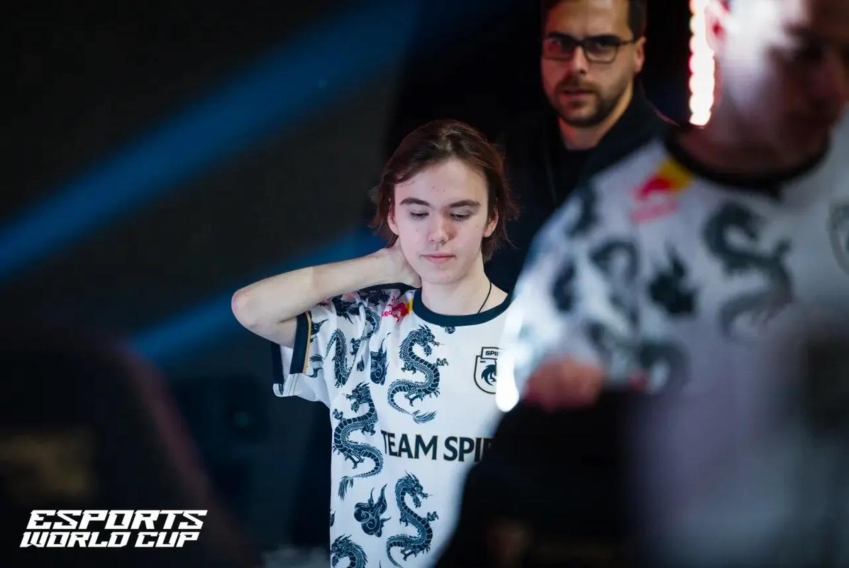 Zeus 反击， Delight 的终极技能改变了命运！ Zeus 奥拉夫斩杀 Hanwha Life Esports 击败 T1